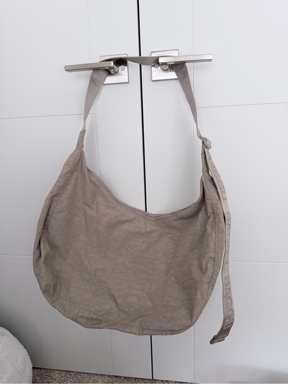 PREOWNED BAGGU Taupe Dove large nylon crescent adjustable crossbody bag